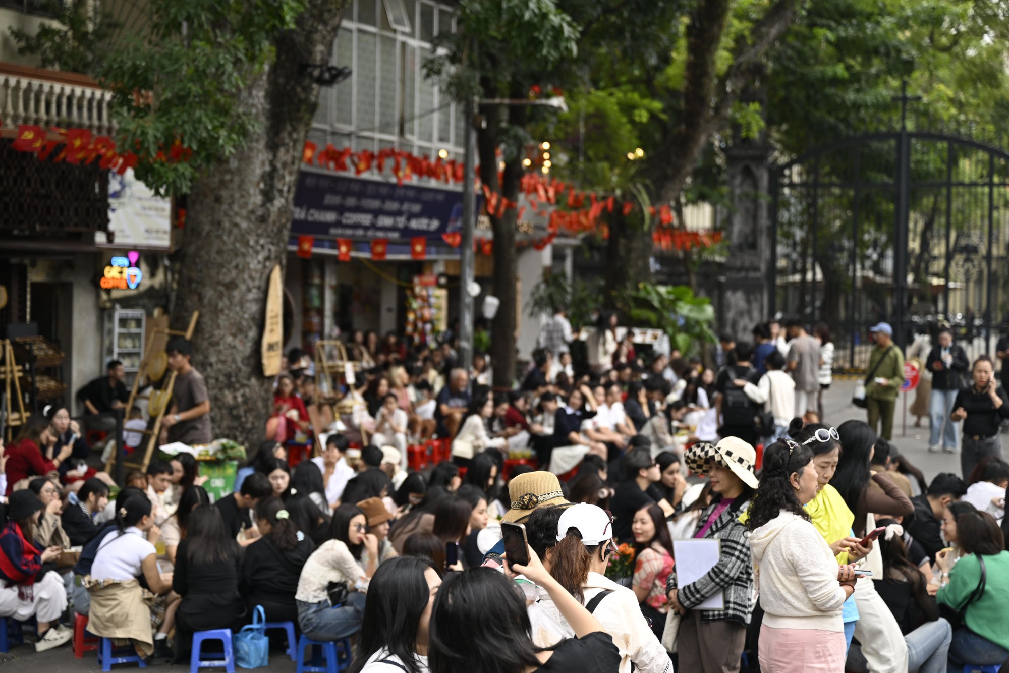 Công an dẹp hàng cốm lấn chiếm hè phố Nhà Thờ, các  Công an dẹp hàng cốm lấn chiếm hè phố Nhà Thờ, các
