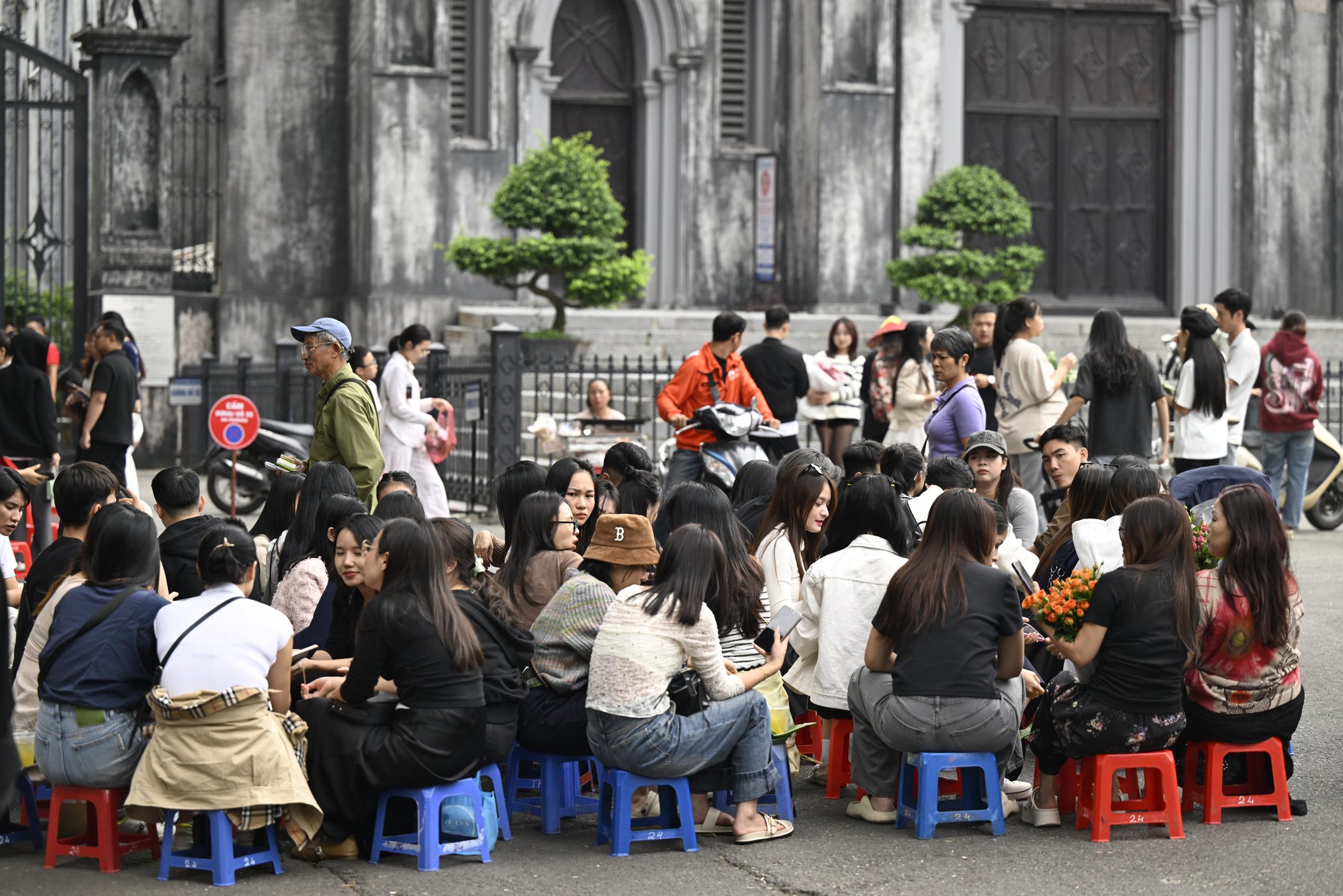 Công an dẹp hàng cốm lấn chiếm hè phố Nhà Thờ, các  Công an dẹp hàng cốm lấn chiếm hè phố Nhà Thờ, các