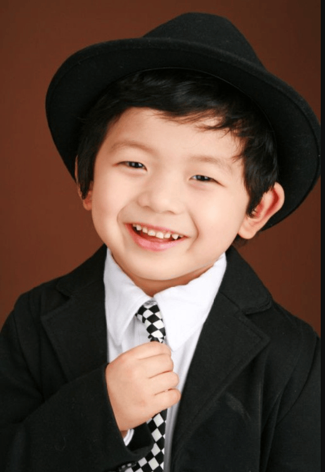 Cậu nh&oacute;c g&acirc;y b&atilde;o với biểu cảm "cười đểu", 17 năm sau lột x&aacute;c ch&oacute;ng mặt, th&agrave;nh t&iacute;ch học si&ecirc;u khủng!- Ảnh 2.