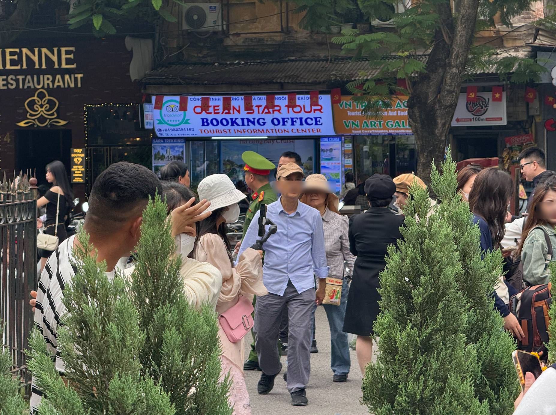 Công an dẹp hàng cốm lấn chiếm hè phố Nhà Thờ, các  Công an dẹp hàng cốm lấn chiếm hè phố Nhà Thờ, các