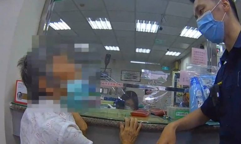 Bà cụ 70 tuổi bị lừa đảo, nghe theo lời thao túng không tưởng của tội phạm, cuối cùng lại lãi lớn gần 2 tỷ- Ảnh 1. Bà cụ 70 tuổi bị lừa đảo, nghe theo lời thao túng không tưởng của tội phạm, cuối cùng lại lãi lớn gần 2 tỷ- Ảnh 1.