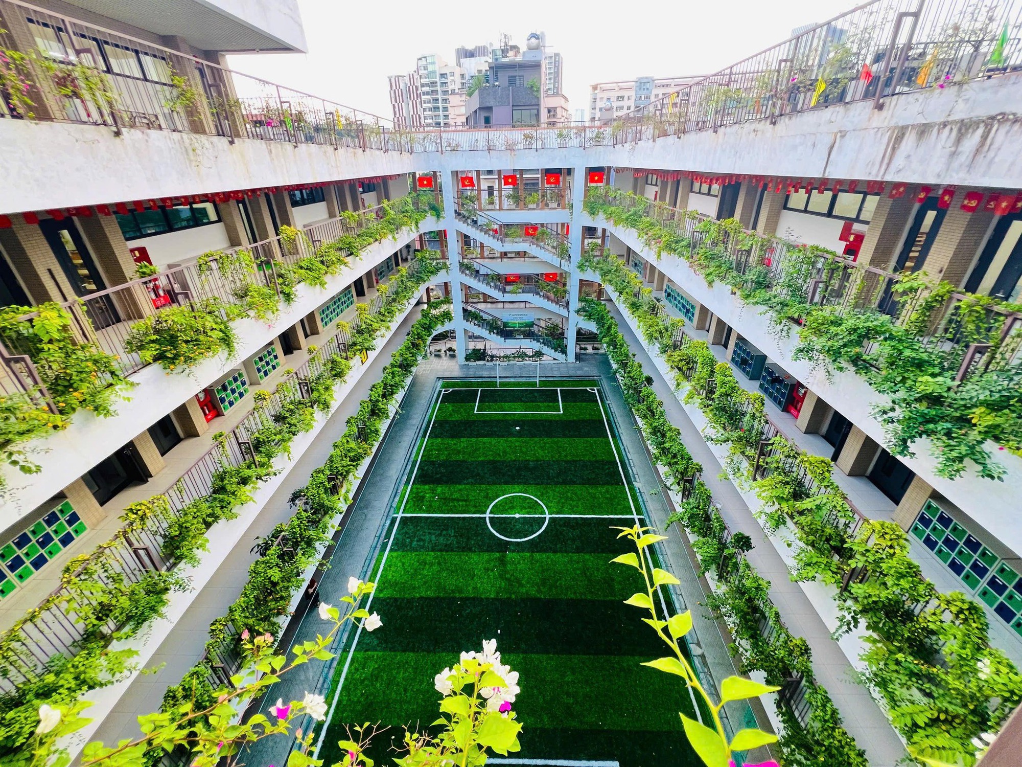 Phụ huynh ơi! Kh&ocirc;ng phải c&ocirc;ng vi&ecirc;n đ&acirc;u, đ&acirc;y l&agrave; 1 trường tiểu học C&Ocirc;NG LẬP si&ecirc;u đẹp, c&acirc;y xanh phủ k&iacute;n ở quận Cầu Giấy cũ!- Ảnh 11.