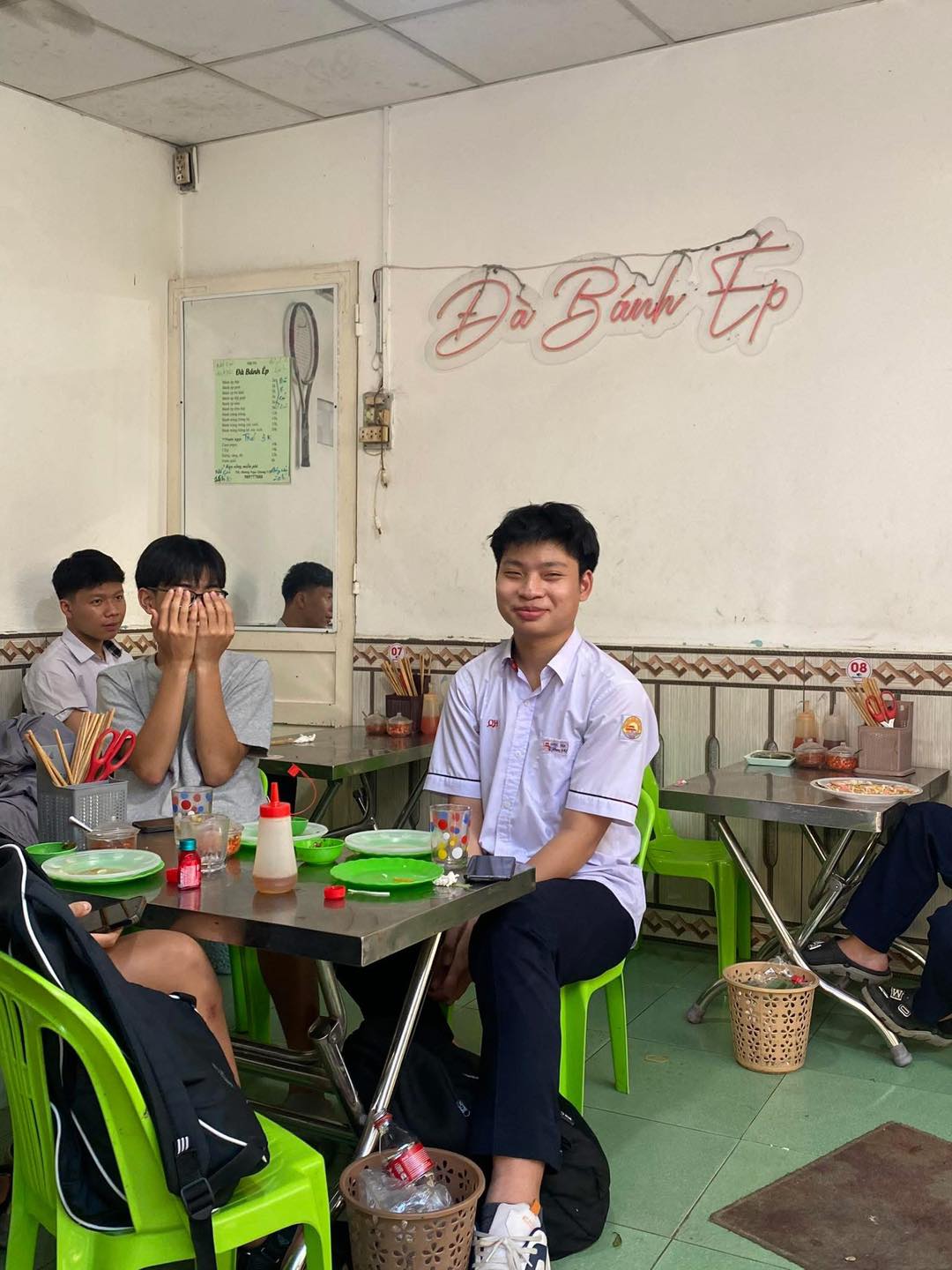 Nam sinh ngồi cười tít mắt trong quán ăn bình dân, soi profile thì ra xịn sò: Liệu ngày mai có "làm nên chuyện lớn"?- Ảnh 1. Nam sinh ngồi cười tít mắt trong quán ăn bình dân, soi profile thì ra xịn sò: Liệu ngày mai có "làm nên chuyện lớn"?- Ảnh 1.