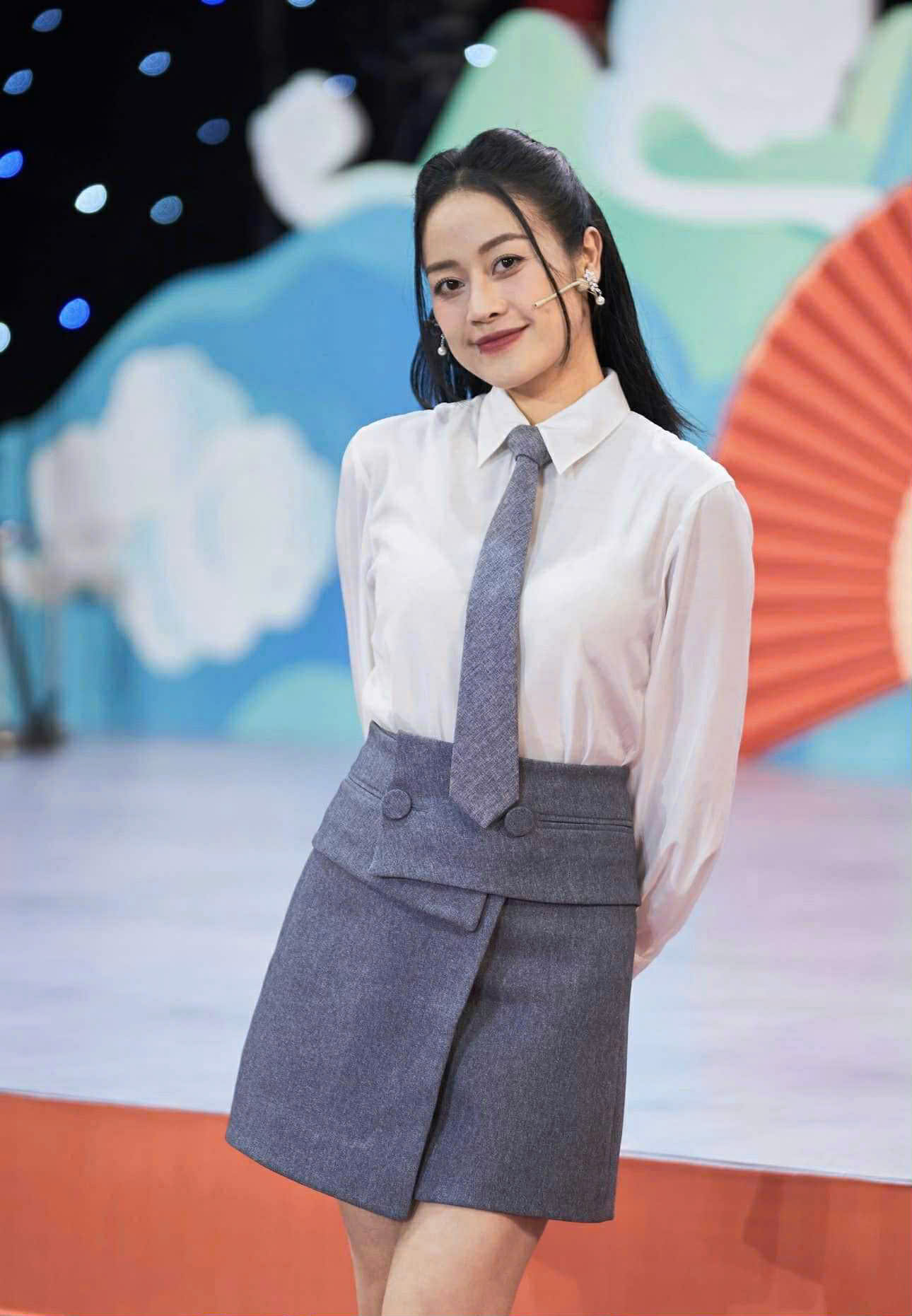 MC Phí Linh làm "đội trưởng đội cổ vũ" trong lần đầu dẫn Chung kết Đường lên đỉnh Olympia- Ảnh 1. MC Phí Linh làm "đội trưởng đội cổ vũ" trong lần đầu dẫn Chung kết Đường lên đỉnh Olympia- Ảnh 1.
