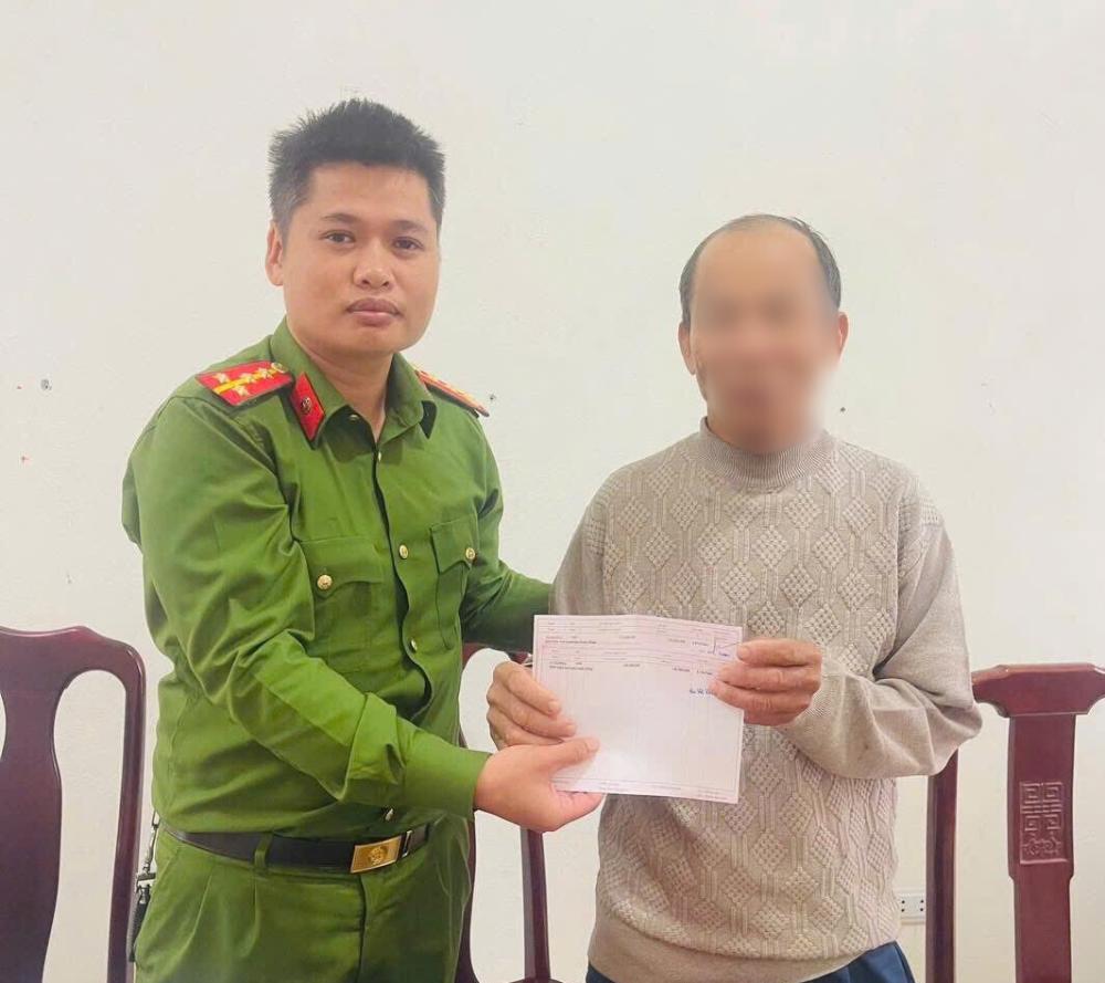Cụ ông 70 tuổi Hà Tĩnh suýt mang 2 sổ tiết kiệm chuyển sạch cho kẻ lừa đảo, công an cảnh báo thủ đoạn mới tinh vi- Ảnh 1. Cụ ông 70 tuổi Hà Tĩnh suýt mang 2 sổ tiết kiệm chuyển sạch cho kẻ lừa đảo, công an cảnh báo thủ đoạn mới tinh vi- Ảnh 1.