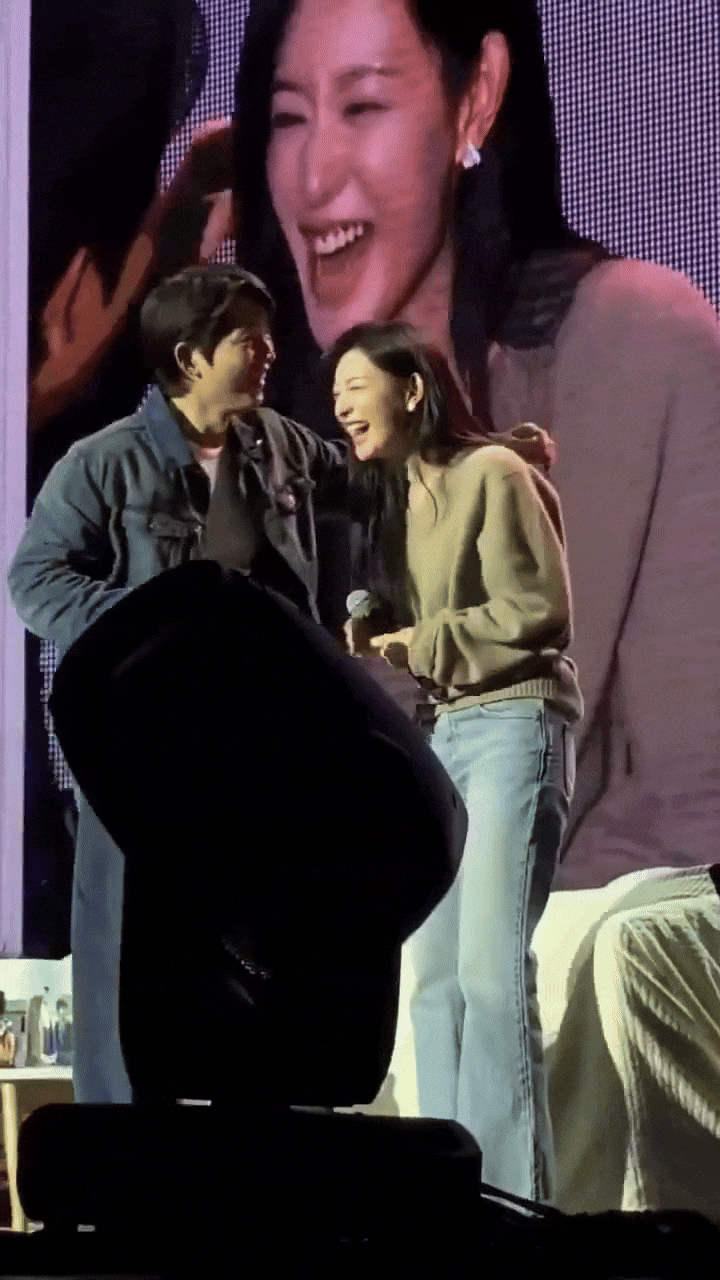 Song Joong Ki ôm sát rạt khiến Kim Ji Won rúm ró- Ảnh 1. Song Joong Ki ôm sát rạt khiến Kim Ji Won rúm ró- Ảnh 1.