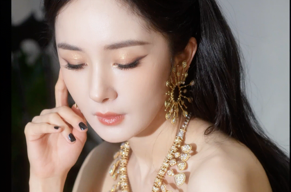 Cú lườm nguýt của Dương Mịch khiến cả phòng  Cú lườm nguýt của Dương Mịch khiến cả phòng