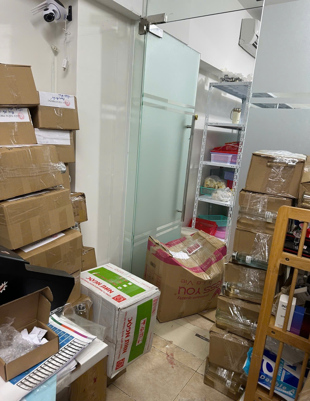 Bên trong công xưởng làm ăn phi pháp của Giám đốc Công ty Nguyên Hương- Ảnh 5. Bên trong công xưởng làm ăn phi pháp của Giám đốc Công ty Nguyên Hương- Ảnh 5.
