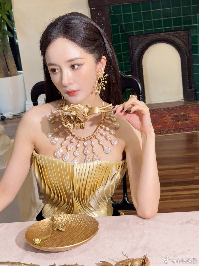 Cú lườm nguýt của Dương Mịch khiến cả phòng  Cú lườm nguýt của Dương Mịch khiến cả phòng
