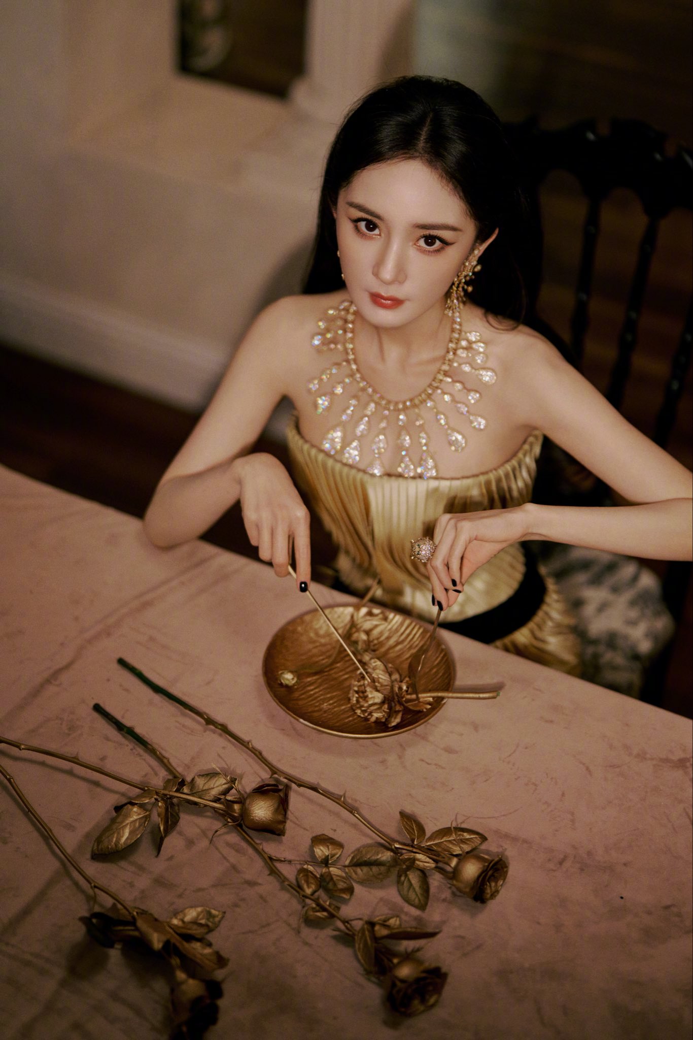 Cú lườm nguýt của Dương Mịch khiến cả phòng  Cú lườm nguýt của Dương Mịch khiến cả phòng