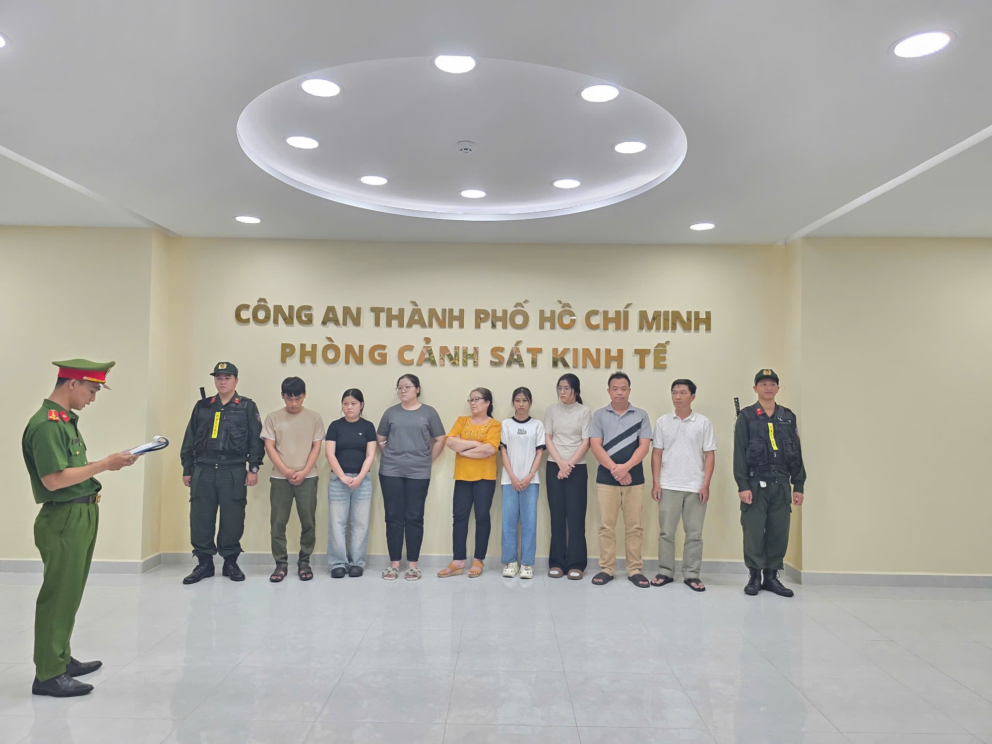 Bên trong công xưởng làm ăn phi pháp của Giám đốc Công ty Nguyên Hương- Ảnh 1. Bên trong công xưởng làm ăn phi pháp của Giám đốc Công ty Nguyên Hương- Ảnh 1.