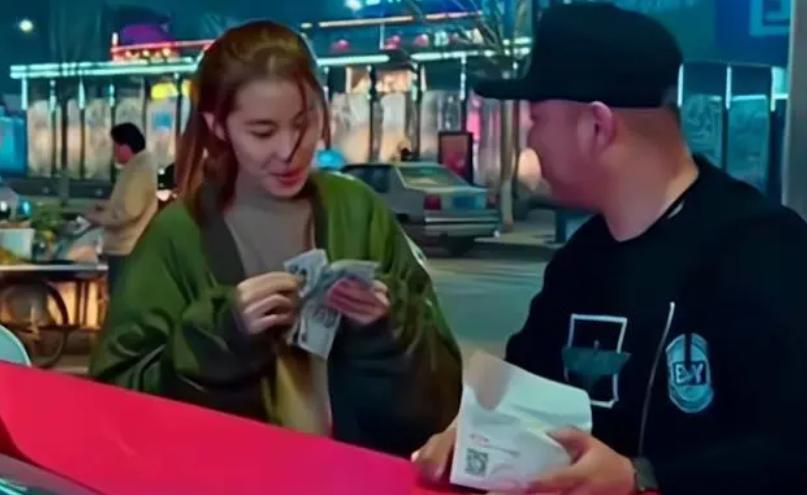 “Em bé khổng lồ” 16 tuổi vẫn được bảo mẫu bón cơm, cắt móng chân, tiêu vặt gần 200 triệu đồng/ngày hiện giờ ra sao?- Ảnh 6. “Em bé khổng lồ” 16 tuổi vẫn được bảo mẫu bón cơm, cắt móng chân, tiêu vặt gần 200 triệu đồng/ngày hiện giờ ra sao?- Ảnh 6.