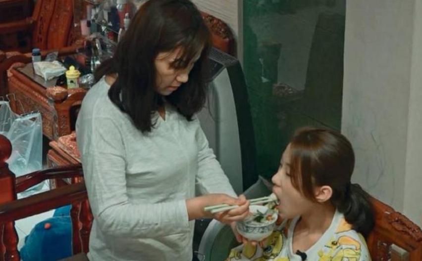 “Em bé khổng lồ” 16 tuổi vẫn được bảo mẫu bón cơm, cắt móng chân, tiêu vặt gần 200 triệu đồng/ngày hiện giờ ra sao?- Ảnh 3. “Em bé khổng lồ” 16 tuổi vẫn được bảo mẫu bón cơm, cắt móng chân, tiêu vặt gần 200 triệu đồng/ngày hiện giờ ra sao?- Ảnh 3.