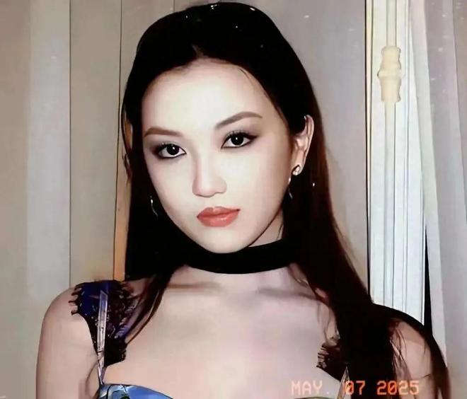 Con gái cực phẩm của Vương Phi kiếm 85 tỷ chỉ sau 30 giây- Ảnh 2. Con gái cực phẩm của Vương Phi kiếm 85 tỷ chỉ sau 30 giây- Ảnh 2.