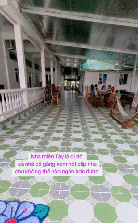 Độc lạ nhà miền Tây: Rộng như mê cung, gạch hoa mỗi phòng một kiểu, tiến vào khu bếp ai nấy đều  Độc lạ nhà miền Tây: Rộng như mê cung, gạch hoa mỗi phòng một kiểu, tiến vào khu bếp ai nấy đều