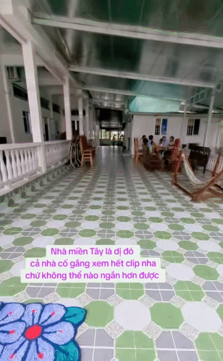 Độc lạ nhà miền Tây: Rộng như mê cung, gạch hoa mỗi phòng một kiểu, tiến vào khu bếp ai nấy đều  Độc lạ nhà miền Tây: Rộng như mê cung, gạch hoa mỗi phòng một kiểu, tiến vào khu bếp ai nấy đều