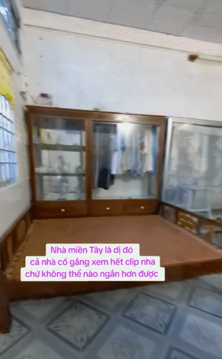 Độc lạ nhà miền Tây: Rộng như mê cung, gạch hoa mỗi phòng một kiểu, tiến vào khu bếp ai nấy đều  Độc lạ nhà miền Tây: Rộng như mê cung, gạch hoa mỗi phòng một kiểu, tiến vào khu bếp ai nấy đều