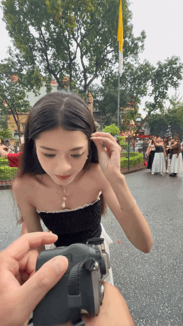 Màn nói tiếng Anh của 1 nàng thơ với khách Trung Quốc bỗng bị "mổ xẻ"- Ảnh 2.