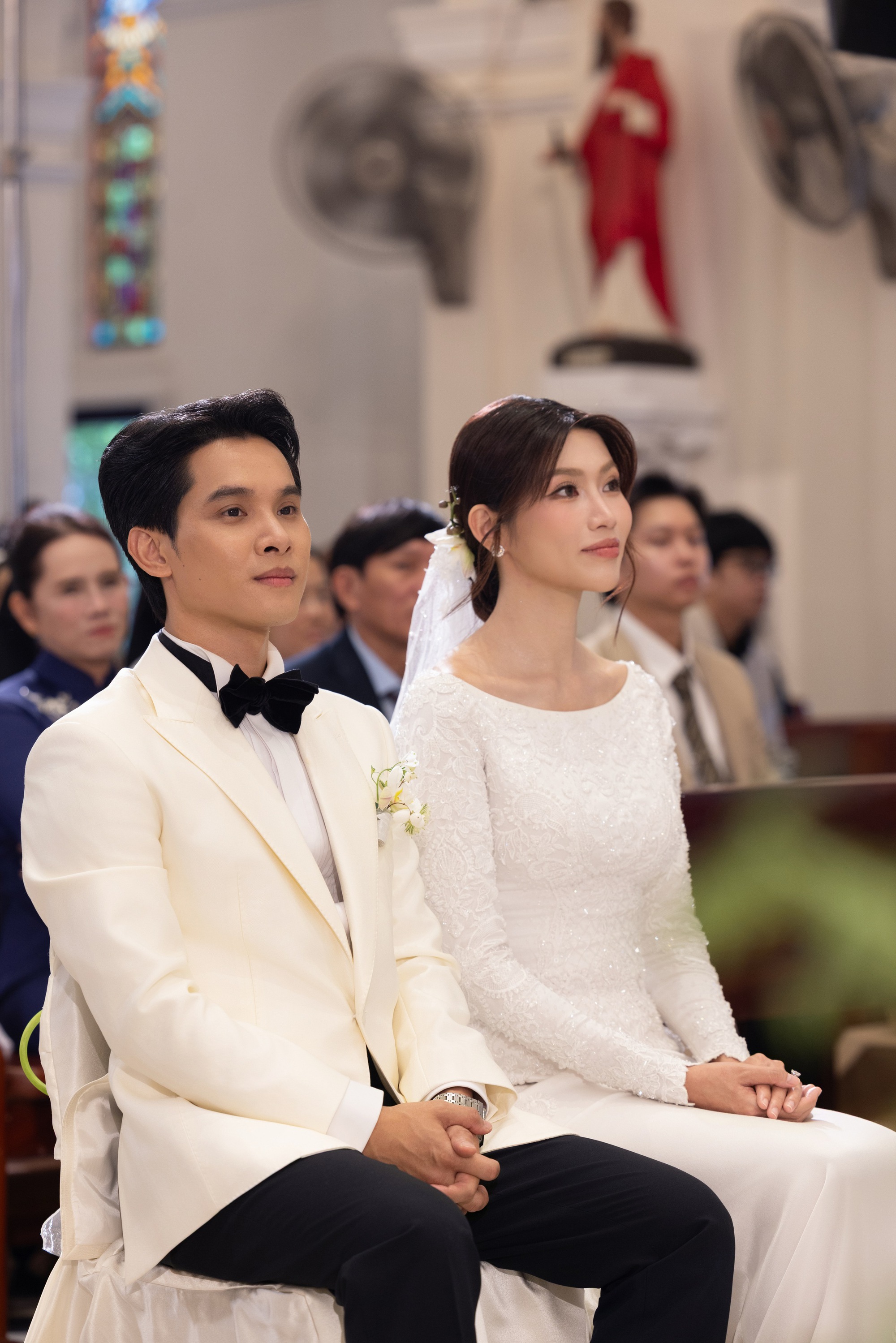 Lễ cưới nhà thờ của Á hậu Quỳnh Châu: Cô dâu rưng rưng xúc động, thiếu gia Đà Lạt quá điển trai!- Ảnh 1. Lễ cưới nhà thờ của Á hậu Quỳnh Châu: Cô dâu rưng rưng xúc động, thiếu gia Đà Lạt quá điển trai!- Ảnh 1.