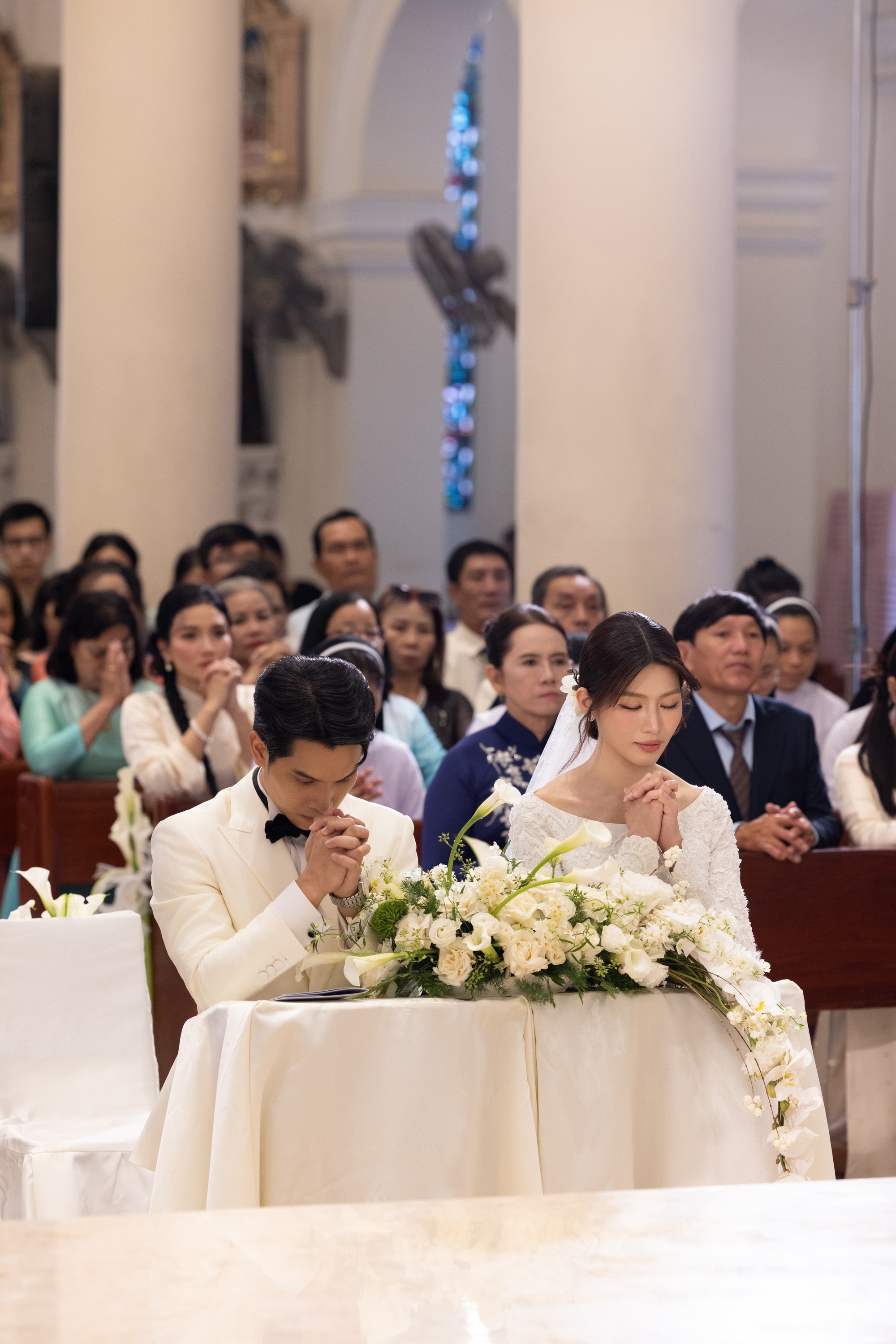 Lễ cưới nhà thờ của Á hậu Quỳnh Châu: Cô dâu rưng rưng xúc động, thiếu gia Đà Lạt quá điển trai!- Ảnh 2. Lễ cưới nhà thờ của Á hậu Quỳnh Châu: Cô dâu rưng rưng xúc động, thiếu gia Đà Lạt quá điển trai!- Ảnh 2.