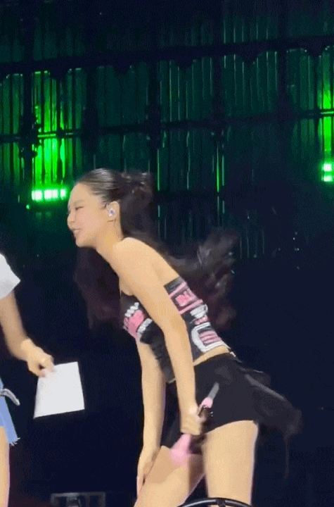 Lisa ngày càng quá đà, outfit ngắn cũn cỡn nhảy 18+ ngay tại quê nhà- Ảnh 3. Lisa ngày càng quá đà, outfit ngắn cũn cỡn nhảy 18+ ngay tại quê nhà- Ảnh 3.