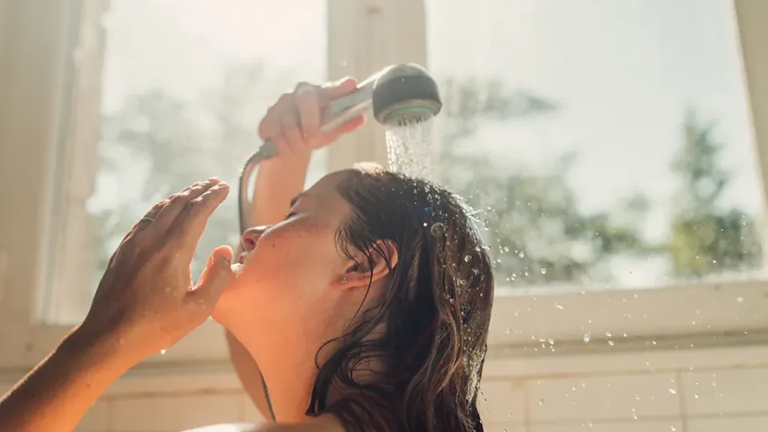 Tắm sáng hay tắm tối tốt hơn?- Ảnh 1. Tắm sáng hay tắm tối tốt hơn?- Ảnh 1.