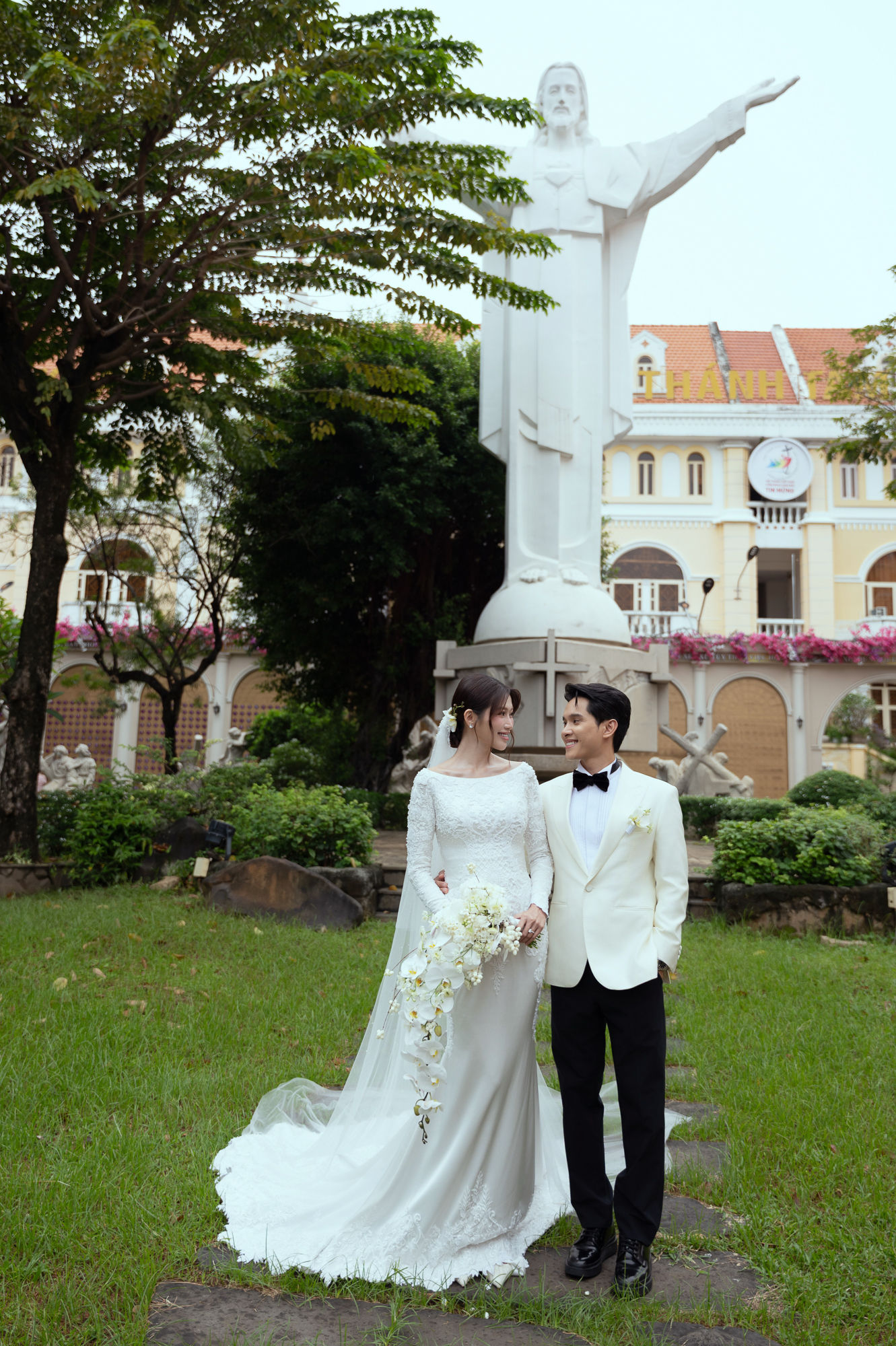 Lễ cưới nhà thờ của Á hậu Quỳnh Châu: Cô dâu rưng rưng xúc động, thiếu gia Đà Lạt quá điển trai!- Ảnh 11. Lễ cưới nhà thờ của Á hậu Quỳnh Châu: Cô dâu rưng rưng xúc động, thiếu gia Đà Lạt quá điển trai!- Ảnh 11.