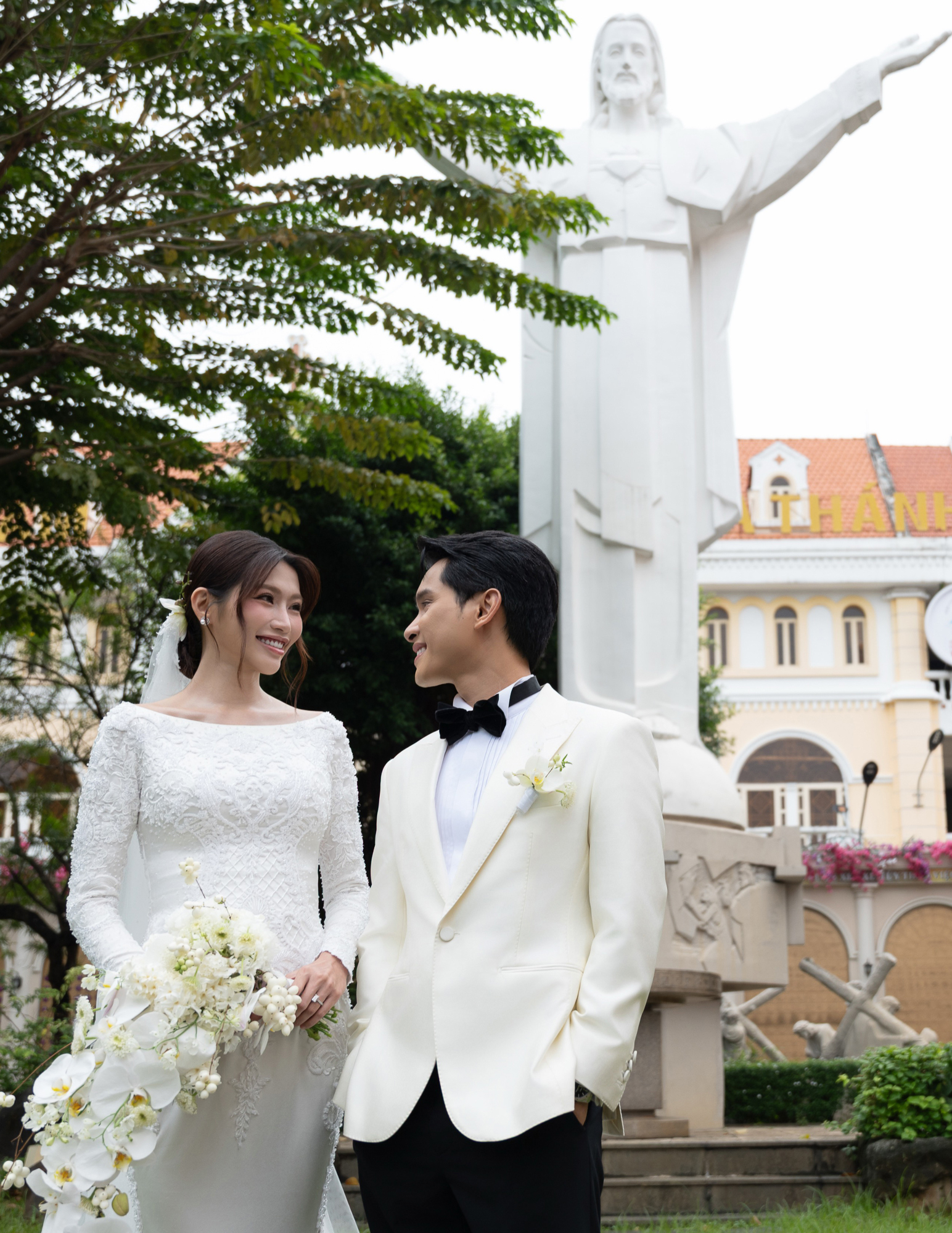Lễ cưới nhà thờ của Á hậu Quỳnh Châu: Cô dâu rưng rưng xúc động, thiếu gia Đà Lạt quá điển trai!- Ảnh 16. Lễ cưới nhà thờ của Á hậu Quỳnh Châu: Cô dâu rưng rưng xúc động, thiếu gia Đà Lạt quá điển trai!- Ảnh 16.