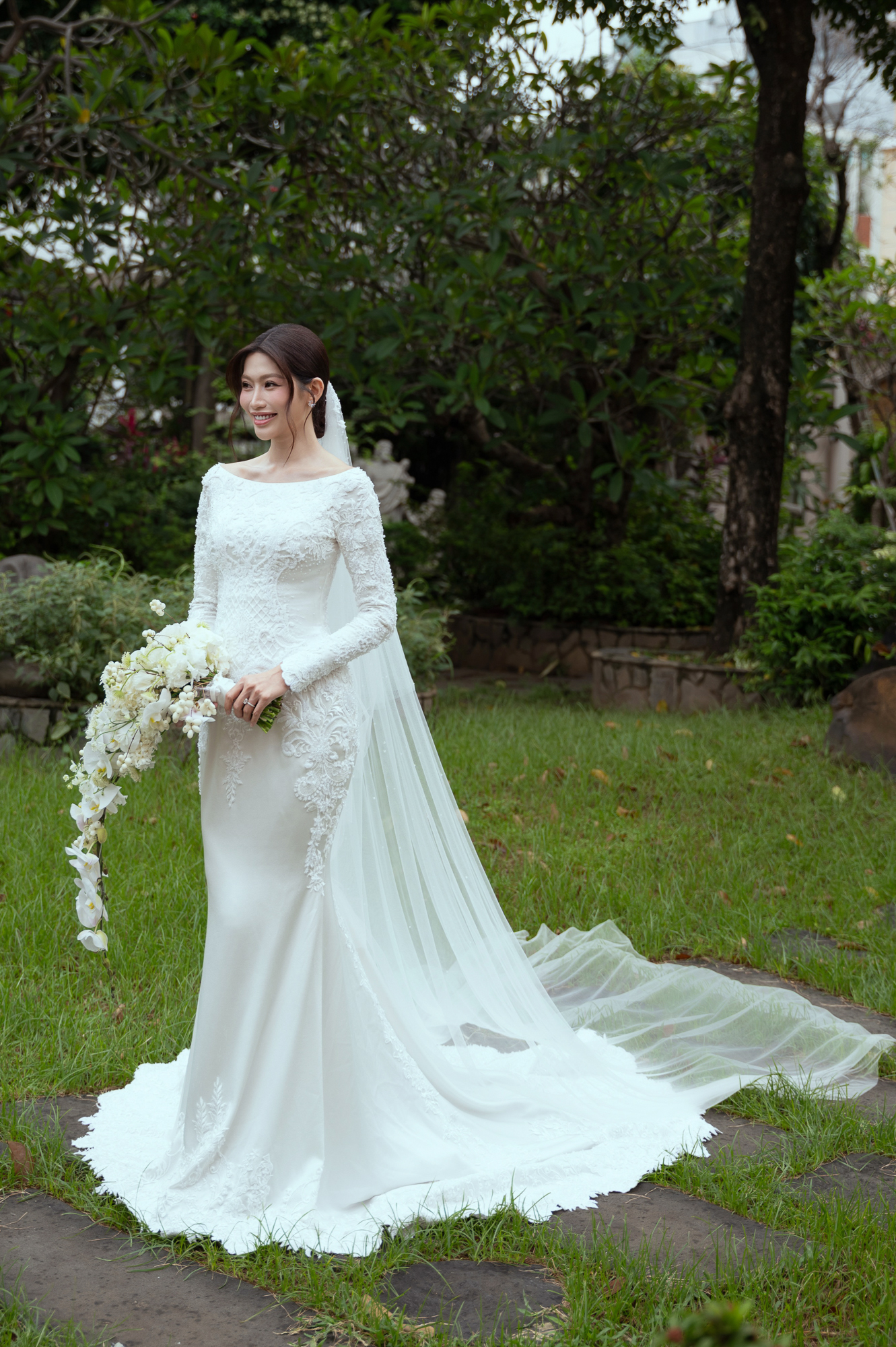 Lễ cưới nhà thờ của Á hậu Quỳnh Châu: Cô dâu rưng rưng xúc động, thiếu gia Đà Lạt quá điển trai!- Ảnh 12. Lễ cưới nhà thờ của Á hậu Quỳnh Châu: Cô dâu rưng rưng xúc động, thiếu gia Đà Lạt quá điển trai!- Ảnh 12.