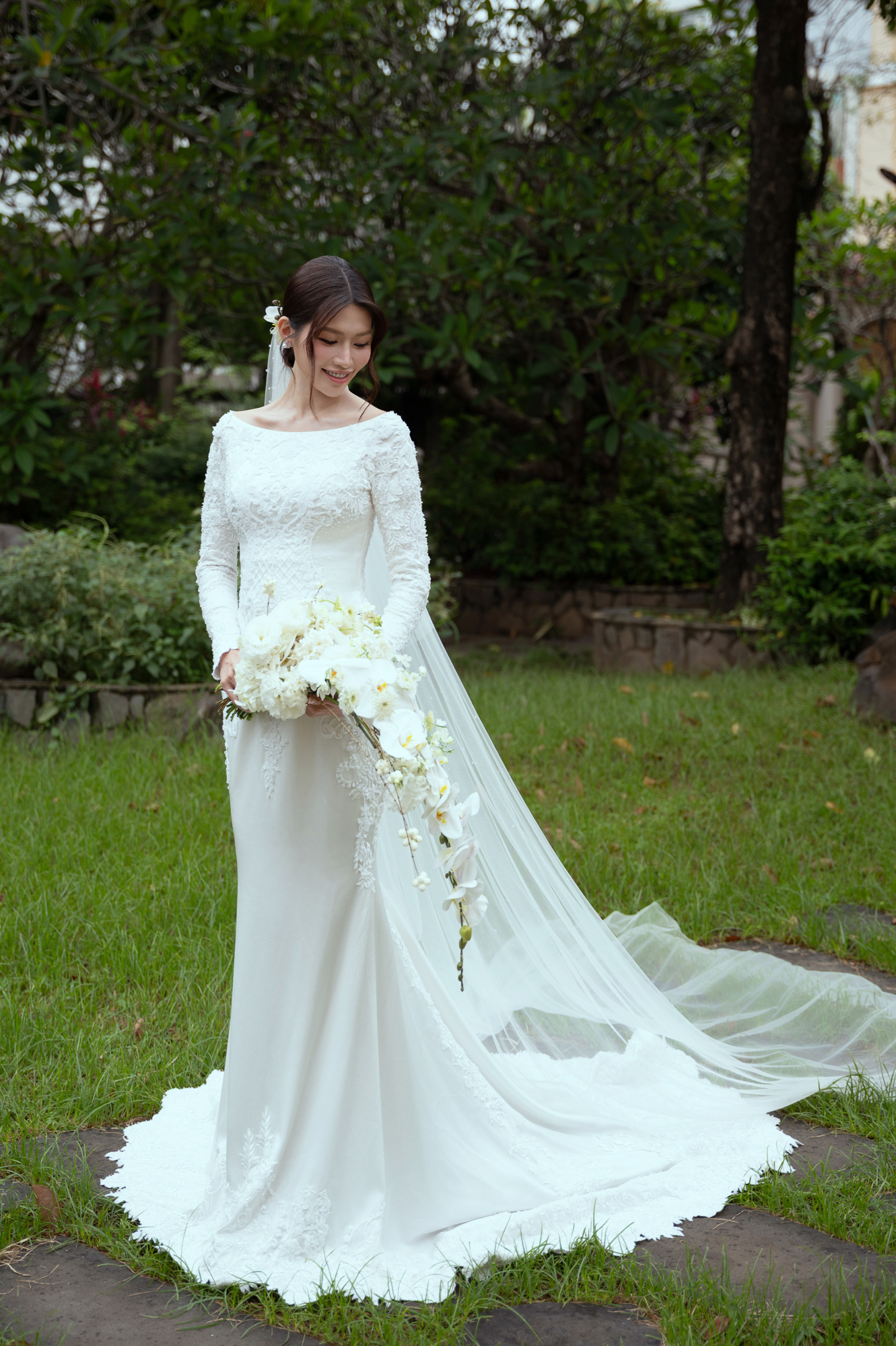 Lễ cưới nhà thờ của Á hậu Quỳnh Châu: Cô dâu rưng rưng xúc động, thiếu gia Đà Lạt quá điển trai!- Ảnh 13. Lễ cưới nhà thờ của Á hậu Quỳnh Châu: Cô dâu rưng rưng xúc động, thiếu gia Đà Lạt quá điển trai!- Ảnh 13.