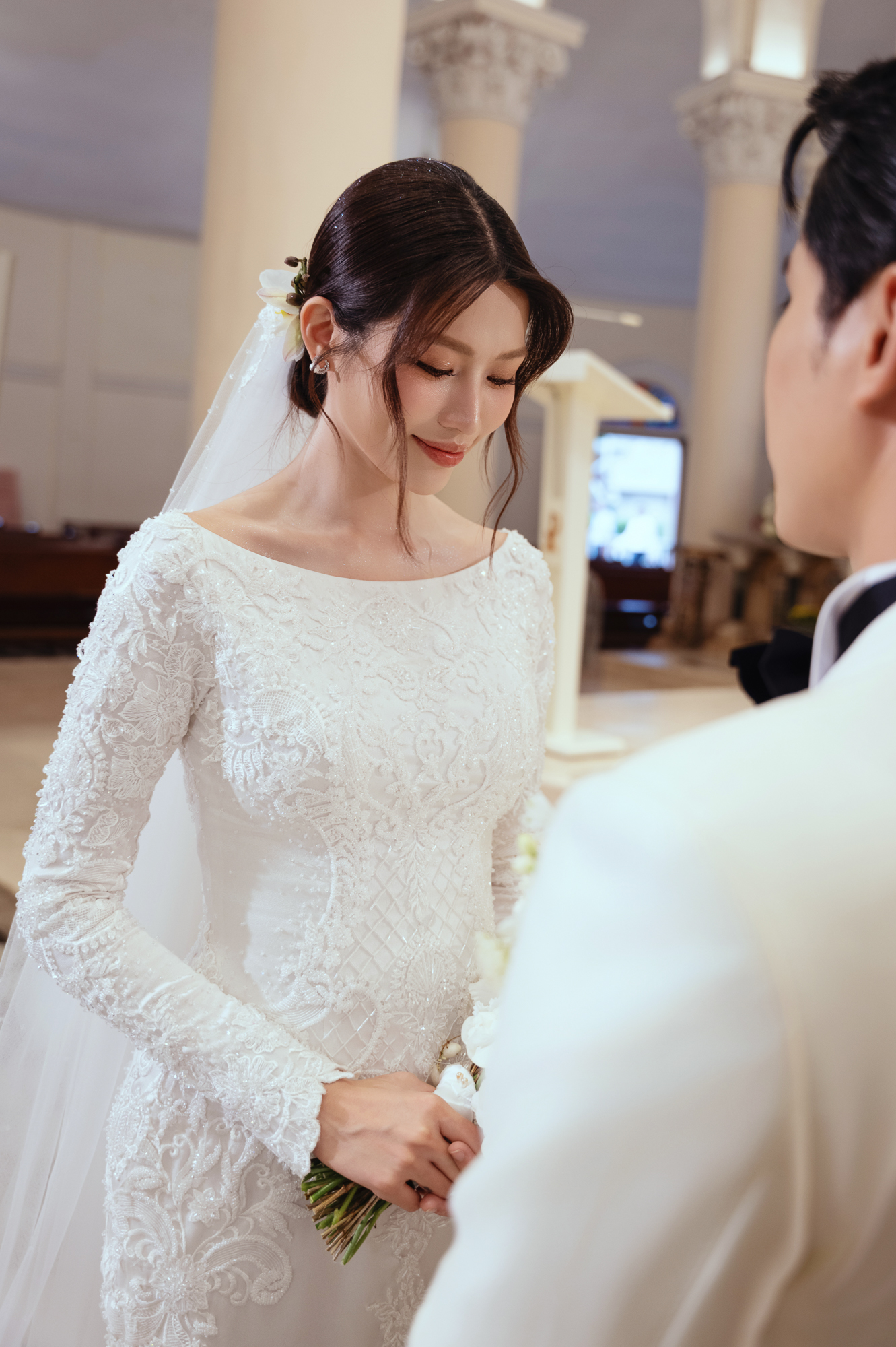 Lễ cưới nhà thờ của Á hậu Quỳnh Châu: Cô dâu rưng rưng xúc động, thiếu gia Đà Lạt quá điển trai!- Ảnh 5. Lễ cưới nhà thờ của Á hậu Quỳnh Châu: Cô dâu rưng rưng xúc động, thiếu gia Đà Lạt quá điển trai!- Ảnh 5.
