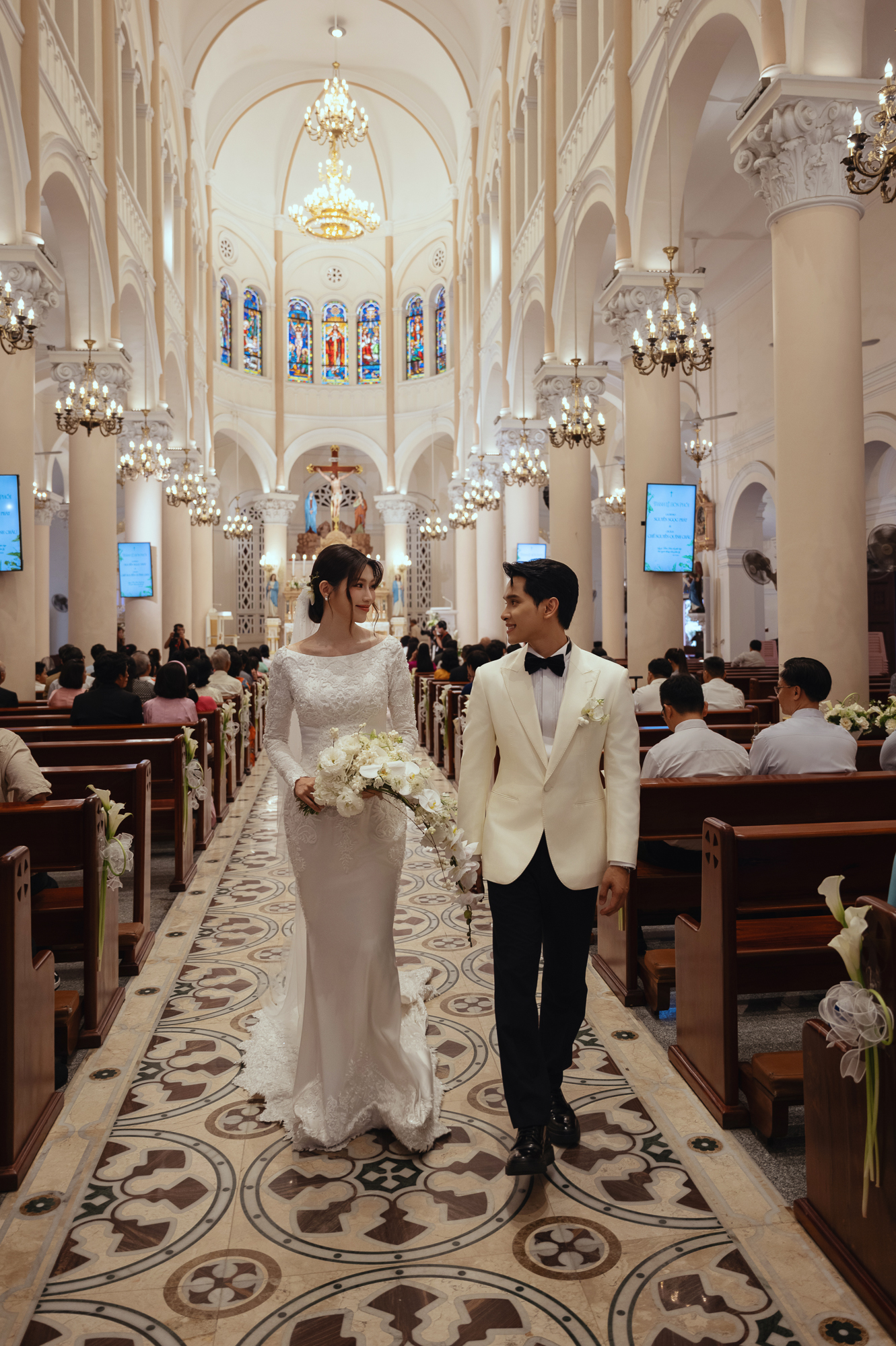Lễ cưới nhà thờ của Á hậu Quỳnh Châu: Cô dâu rưng rưng xúc động, thiếu gia Đà Lạt quá điển trai!- Ảnh 8. Lễ cưới nhà thờ của Á hậu Quỳnh Châu: Cô dâu rưng rưng xúc động, thiếu gia Đà Lạt quá điển trai!- Ảnh 8.