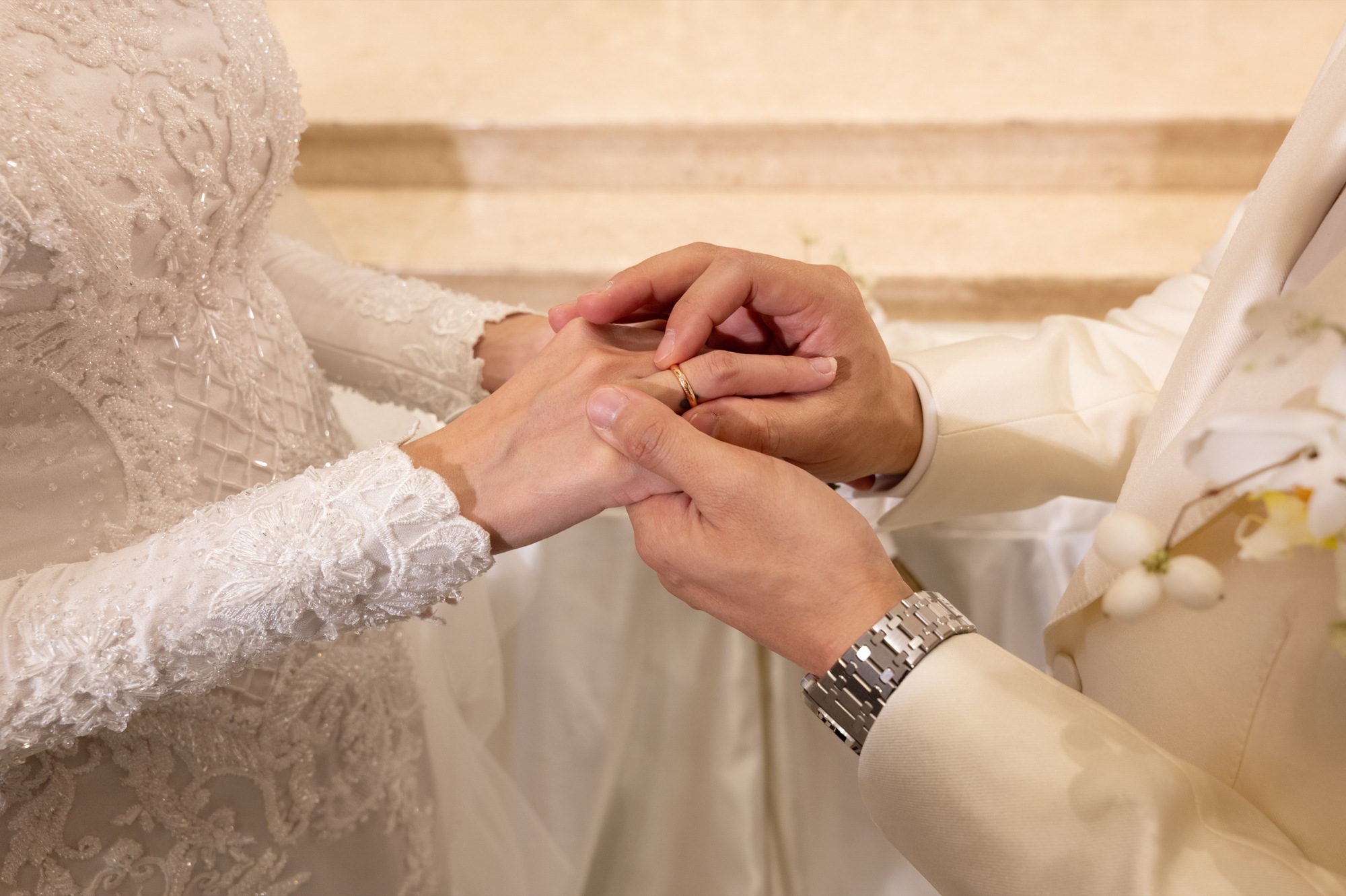 Lễ cưới nhà thờ của Á hậu Quỳnh Châu: Cô dâu rưng rưng xúc động, thiếu gia Đà Lạt quá điển trai!- Ảnh 3. Lễ cưới nhà thờ của Á hậu Quỳnh Châu: Cô dâu rưng rưng xúc động, thiếu gia Đà Lạt quá điển trai!- Ảnh 3.