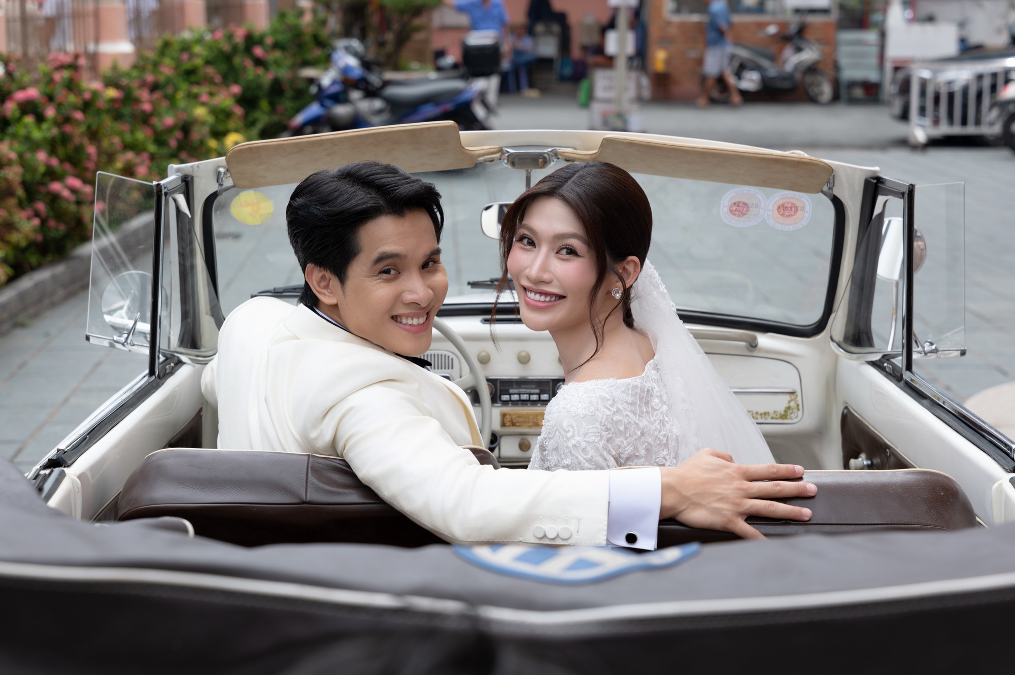 Lễ cưới nhà thờ của Á hậu Quỳnh Châu: Cô dâu rưng rưng xúc động, thiếu gia Đà Lạt quá điển trai!- Ảnh 15. Lễ cưới nhà thờ của Á hậu Quỳnh Châu: Cô dâu rưng rưng xúc động, thiếu gia Đà Lạt quá điển trai!- Ảnh 15.