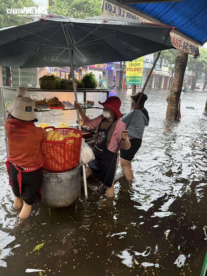 Phố biển Tuy Hoà ngập sau mưa lớn, người dân dò dẫm dắt xe trong ‘biển nước’- Ảnh 6. Phố biển Tuy Hoà ngập sau mưa lớn, người dân dò dẫm dắt xe trong ‘biển nước’- Ảnh 6.