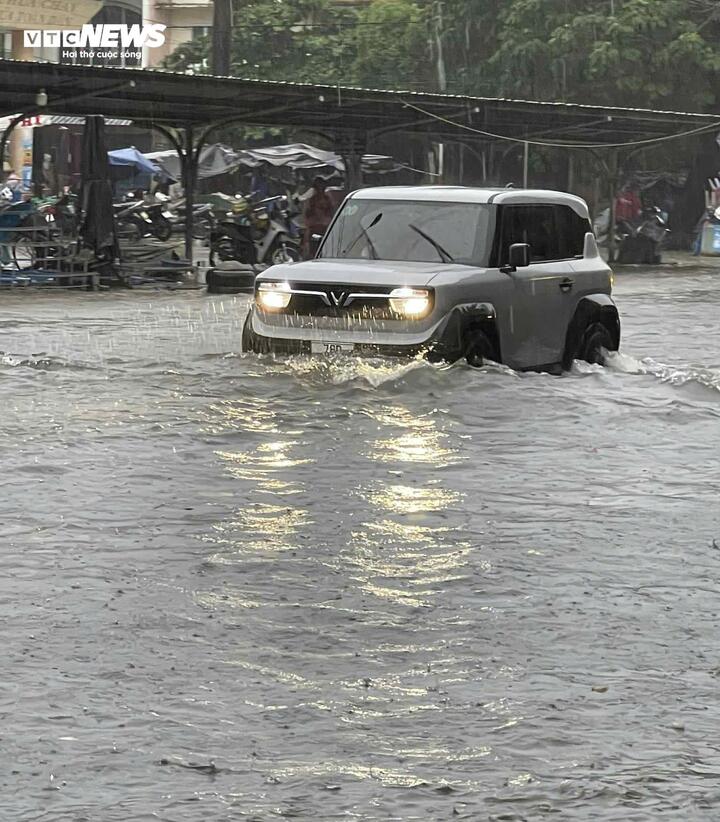 Phố biển Tuy Hoà ngập sau mưa lớn, người dân dò dẫm dắt xe trong ‘biển nước’- Ảnh 7. Phố biển Tuy Hoà ngập sau mưa lớn, người dân dò dẫm dắt xe trong ‘biển nước’- Ảnh 7.