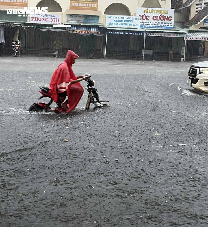 Phố biển Tuy Hoà ngập sau mưa lớn, người dân dò dẫm dắt xe trong ‘biển nước’- Ảnh 4. Phố biển Tuy Hoà ngập sau mưa lớn, người dân dò dẫm dắt xe trong ‘biển nước’- Ảnh 4.