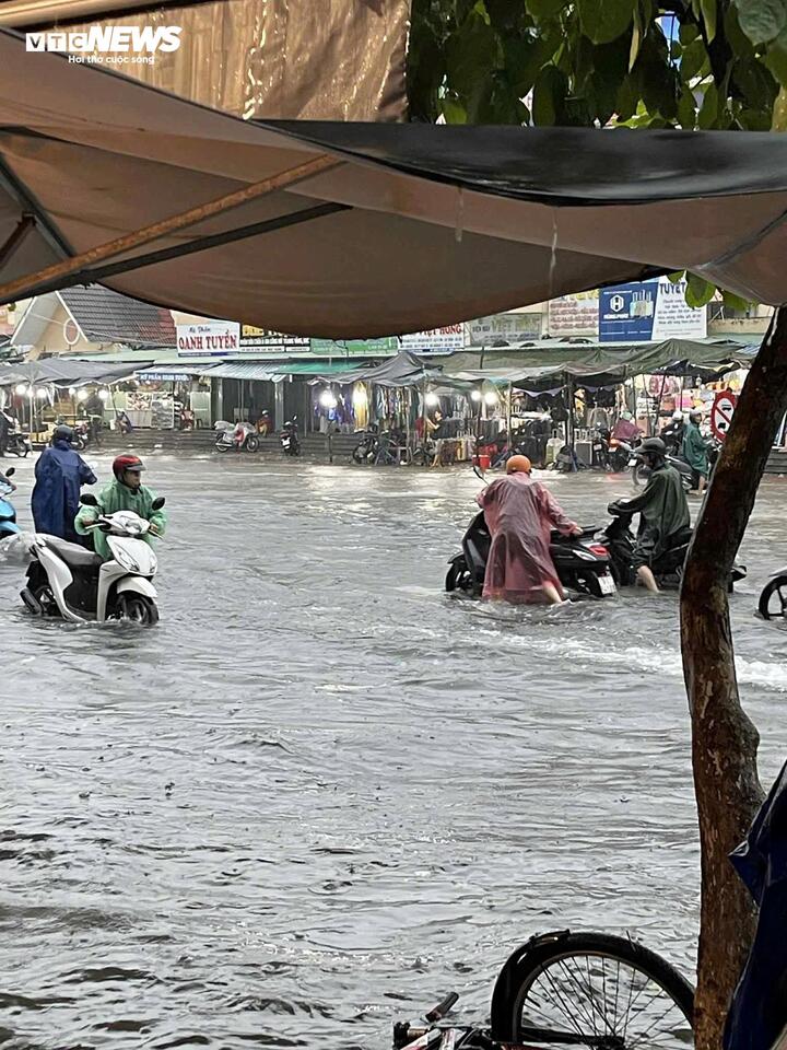 Phố biển Tuy Hoà ngập sau mưa lớn, người dân dò dẫm dắt xe trong ‘biển nước’- Ảnh 3. Phố biển Tuy Hoà ngập sau mưa lớn, người dân dò dẫm dắt xe trong ‘biển nước’- Ảnh 3.