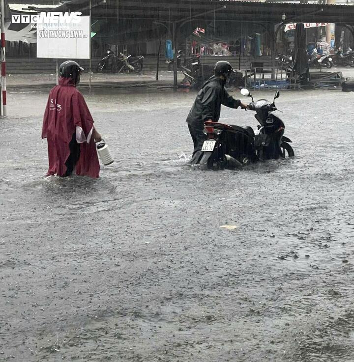 Phố biển Tuy Hoà ngập sau mưa lớn, người dân dò dẫm dắt xe trong ‘biển nước’- Ảnh 2. Phố biển Tuy Hoà ngập sau mưa lớn, người dân dò dẫm dắt xe trong ‘biển nước’- Ảnh 2.