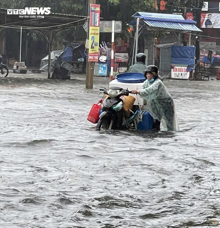 Phố biển Tuy Hoà ngập sau mưa lớn, người dân dò dẫm dắt xe trong ‘biển nước’- Ảnh 1. Phố biển Tuy Hoà ngập sau mưa lớn, người dân dò dẫm dắt xe trong ‘biển nước’- Ảnh 1.