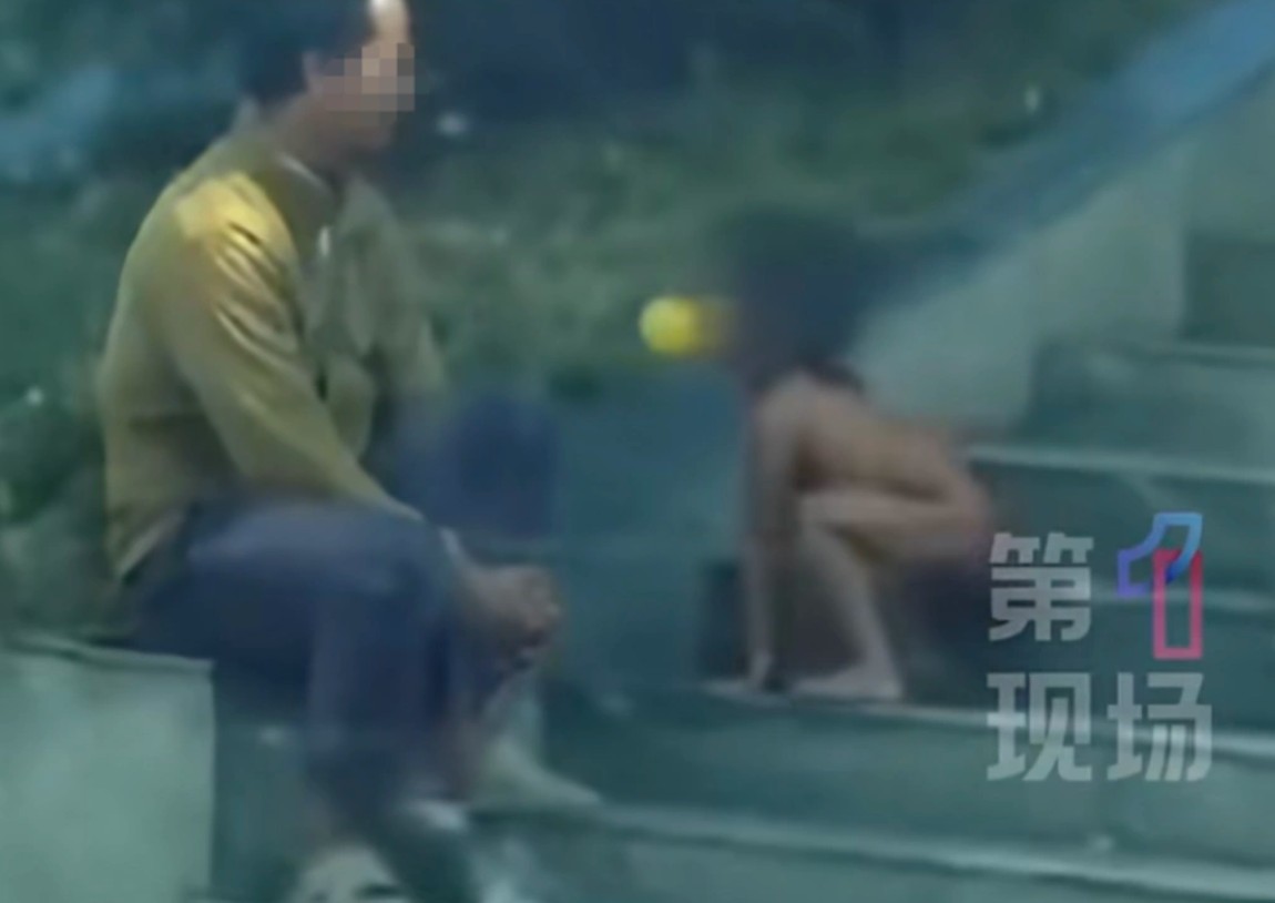 Bố cử nhân, mẹ thạc sĩ nuôi con thuận tự nhiên như người rừng: Không quần áo, đi bằng bốn chân và nhặt thức ăn- Ảnh 1. Bố cử nhân, mẹ thạc sĩ nuôi con thuận tự nhiên như người rừng: Không quần áo, đi bằng bốn chân và nhặt thức ăn- Ảnh 1.