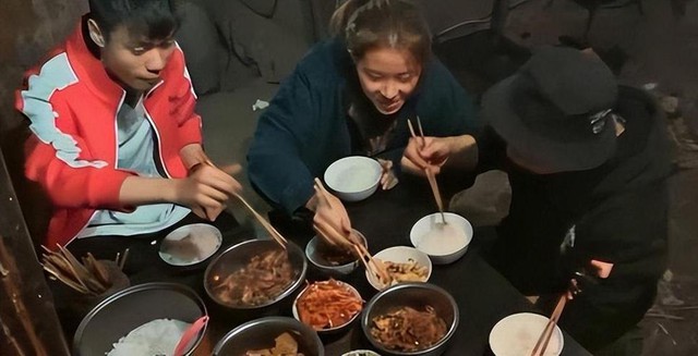 “Em bé khổng lồ” 16 tuổi vẫn được bảo mẫu bón cơm, cắt móng chân, tiêu vặt gần 200 triệu đồng/ngày hiện giờ ra sao?- Ảnh 5. “Em bé khổng lồ” 16 tuổi vẫn được bảo mẫu bón cơm, cắt móng chân, tiêu vặt gần 200 triệu đồng/ngày hiện giờ ra sao?- Ảnh 5.