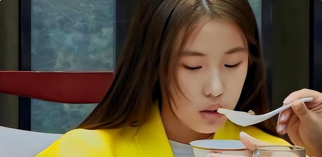 “Em bé khổng lồ” 16 tuổi vẫn được bảo mẫu bón cơm, cắt móng chân, tiêu vặt gần 200 triệu đồng/ngày hiện giờ ra sao?- Ảnh 2. “Em bé khổng lồ” 16 tuổi vẫn được bảo mẫu bón cơm, cắt móng chân, tiêu vặt gần 200 triệu đồng/ngày hiện giờ ra sao?- Ảnh 2.