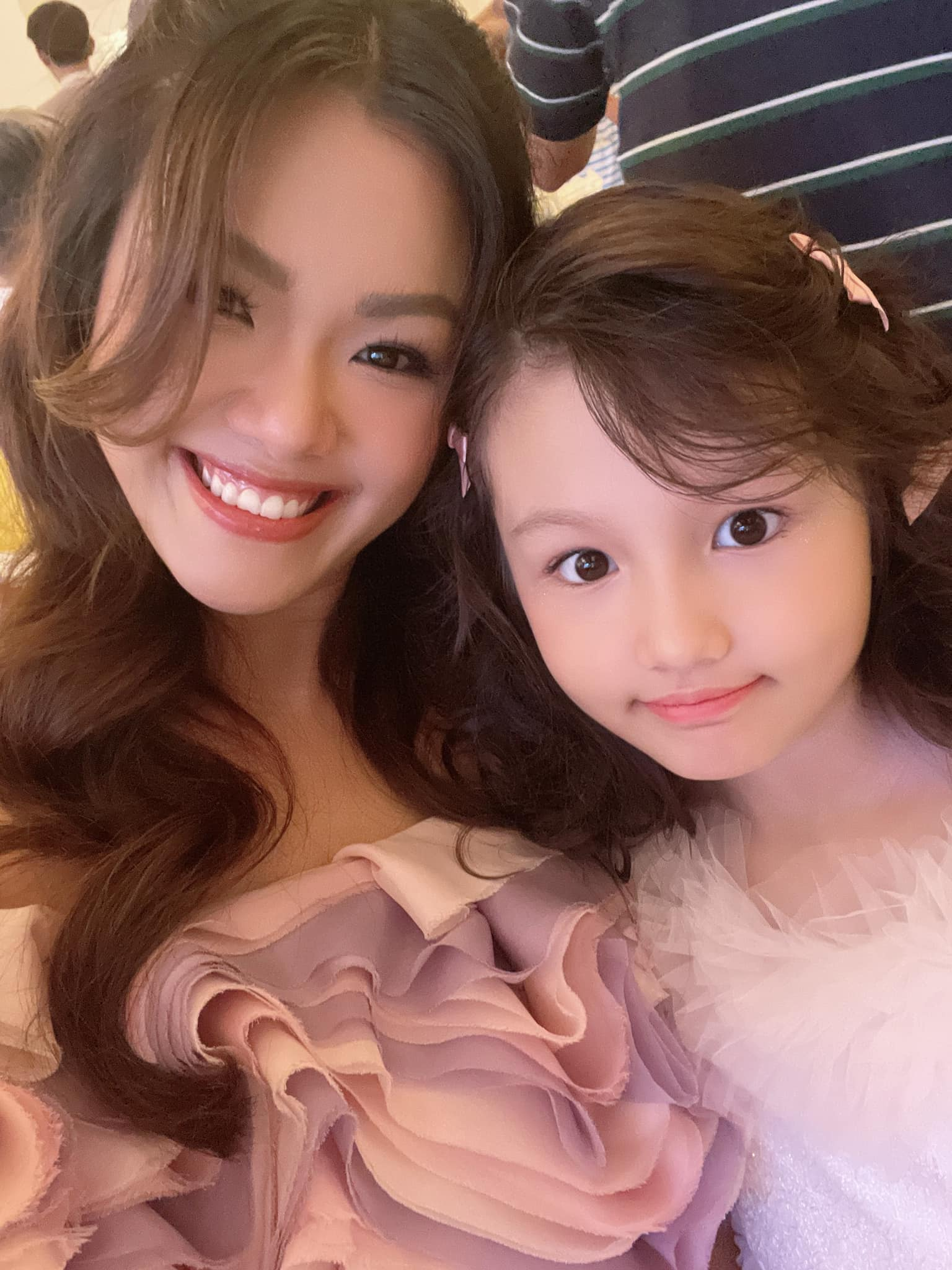 Con gái chị đẹp Phương Vy gây sốt khi xuất hiện trong MV ca ngợi vẻ đẹp phụ nữ của mẹ: Thần thái ngút ngàn, nét  Con gái chị đẹp Phương Vy gây sốt khi xuất hiện trong MV ca ngợi vẻ đẹp phụ nữ của mẹ: Thần thái ngút ngàn, nét