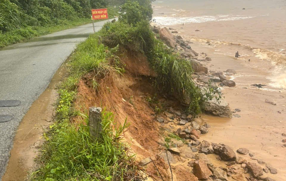 Công bố tình huống khẩn cấp sạt lở bờ biển tại Huế sau bão- Ảnh 1. Công bố tình huống khẩn cấp sạt lở bờ biển tại Huế sau bão- Ảnh 1.