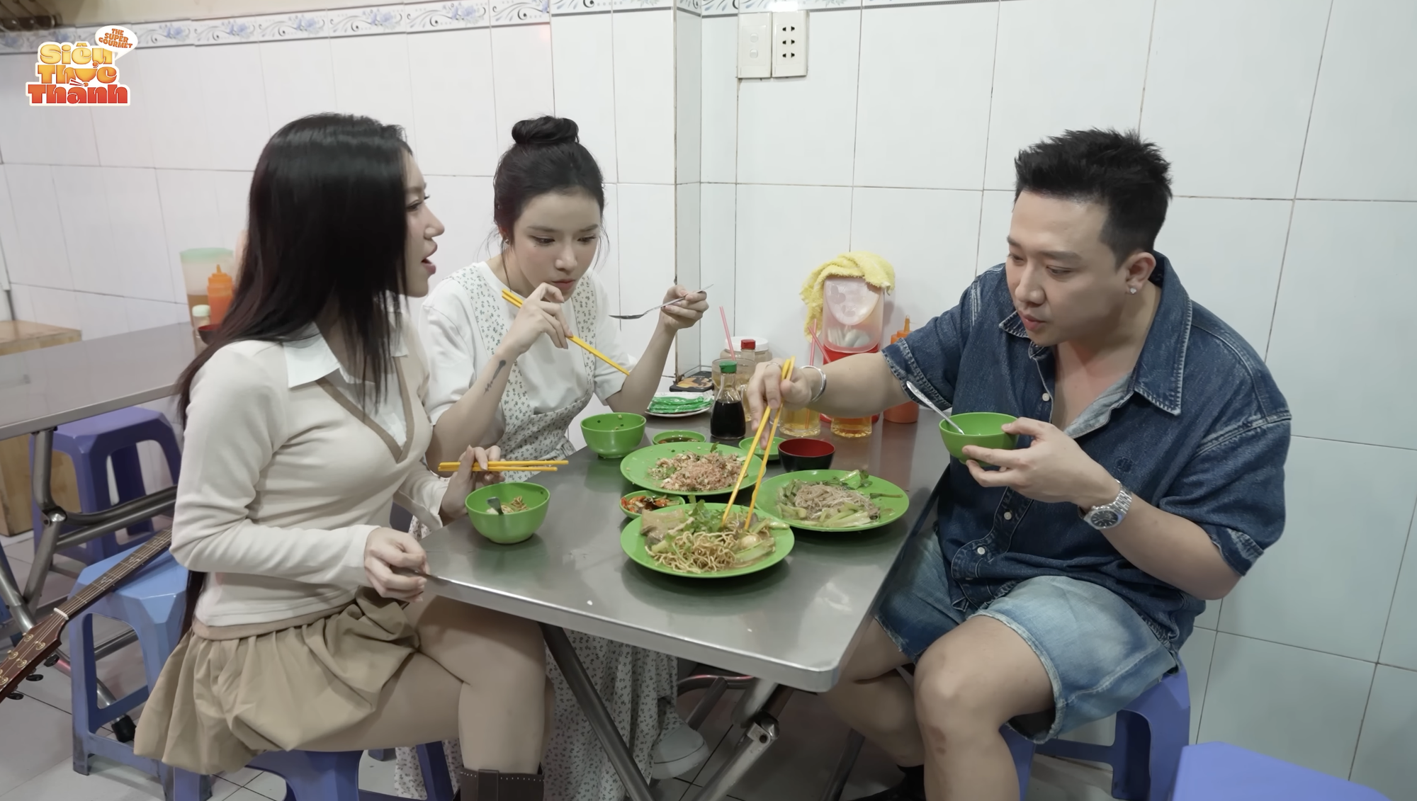 Sự thật về tranh cãi Trấn Thành review quán vắng nhưng toàn đến nơi đông khách, lâu đời- Ảnh 2. Sự thật về tranh cãi Trấn Thành review quán vắng nhưng toàn đến nơi đông khách, lâu đời- Ảnh 2.