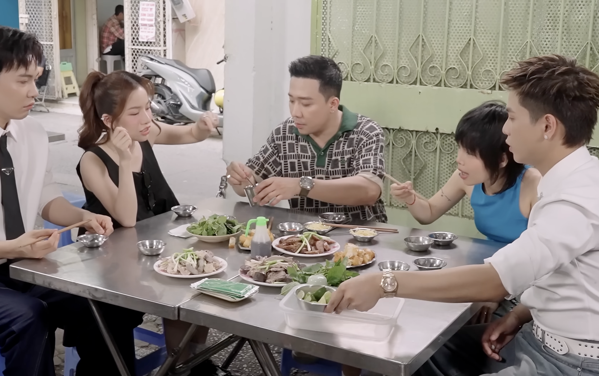 Sự thật về tranh cãi Trấn Thành review quán vắng nhưng toàn đến nơi đông khách, lâu đời- Ảnh 3. Sự thật về tranh cãi Trấn Thành review quán vắng nhưng toàn đến nơi đông khách, lâu đời- Ảnh 3.