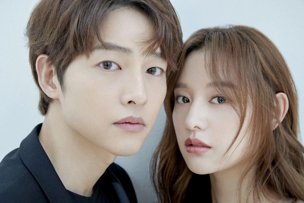 Song Joong Ki ôm sát rạt khiến Kim Ji Won rúm ró- Ảnh 8. Song Joong Ki ôm sát rạt khiến Kim Ji Won rúm ró- Ảnh 8.