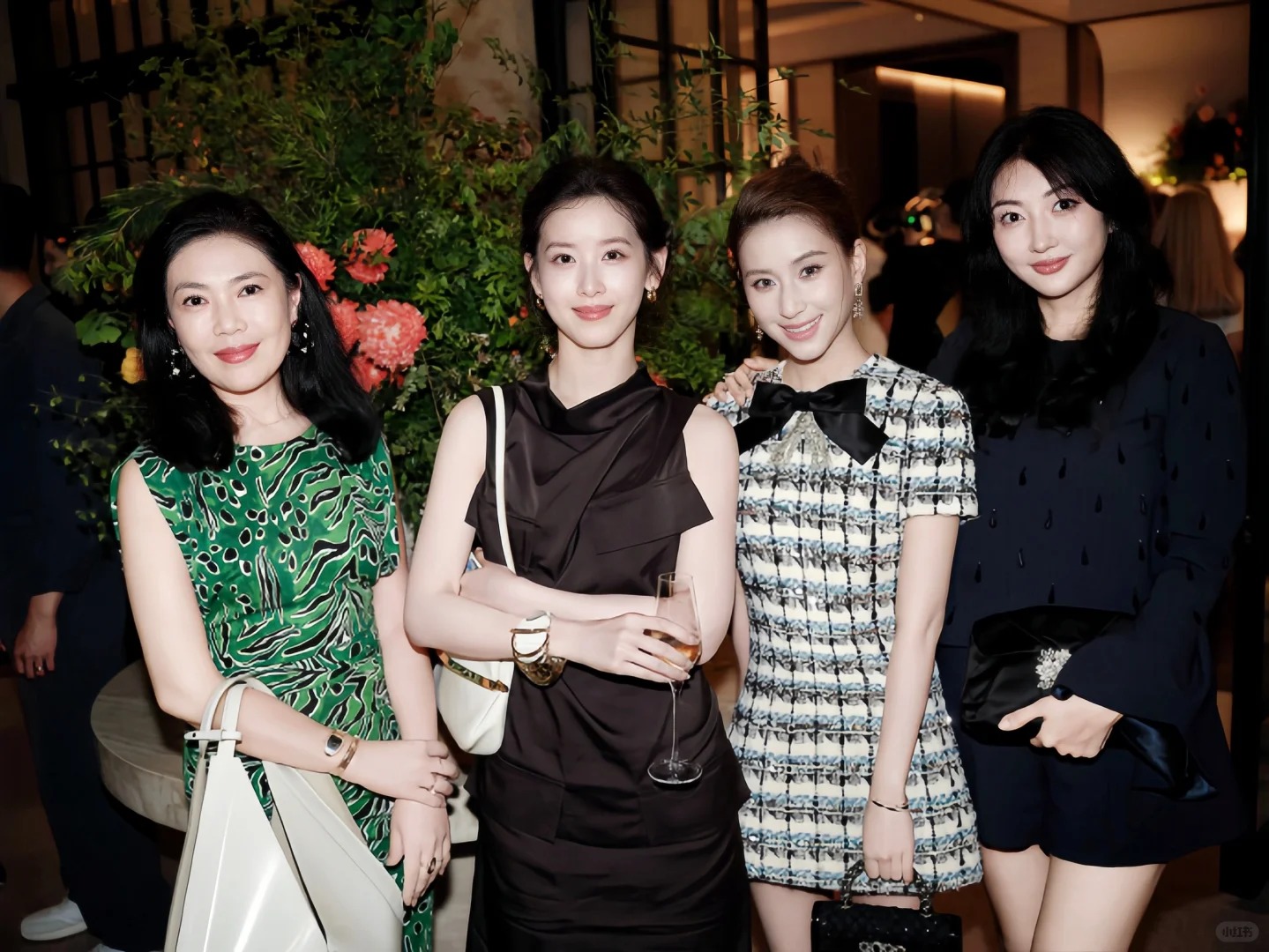 Nữ tỷ phú Chương Trạch Thiên sở hữu tướng quý này trên khuôn mặt, đến ái nữ trùm sòng bạc Hà Siêu Liên cũng thua xa?- Ảnh 9. Nữ tỷ phú Chương Trạch Thiên sở hữu tướng quý này trên khuôn mặt, đến ái nữ trùm sòng bạc Hà Siêu Liên cũng thua xa?- Ảnh 9.