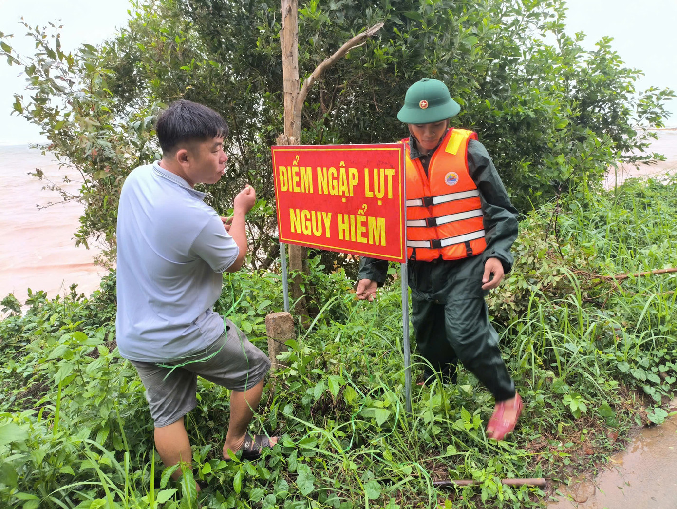 Công bố tình huống khẩn cấp sạt lở bờ biển tại Huế sau bão- Ảnh 2. Công bố tình huống khẩn cấp sạt lở bờ biển tại Huế sau bão- Ảnh 2.